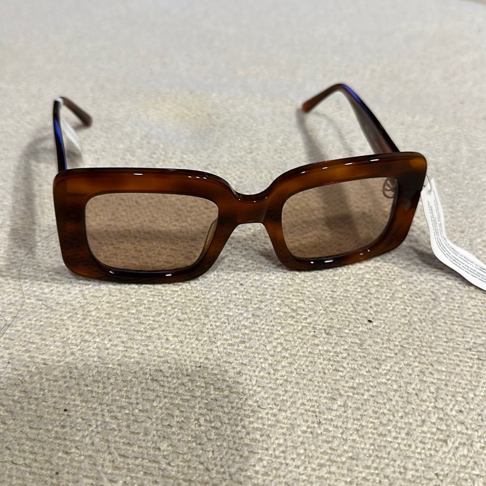 NWT Lu Goldie Mia Sunglasses